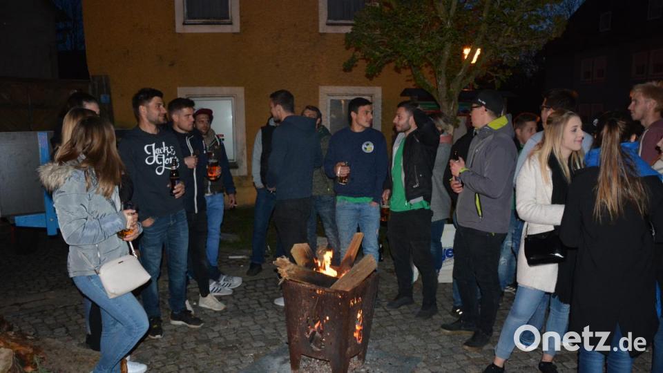 Maibaumwache am offenen Feuer. Bild: jr