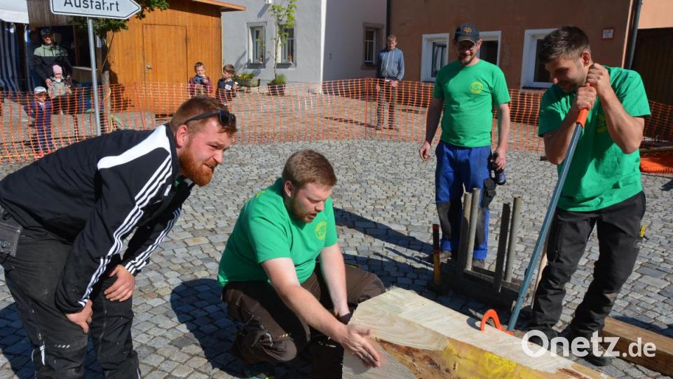 Hoffentlich passt der Maibaum in das dafür vorgesehene Maibaumloch. Bild: jr