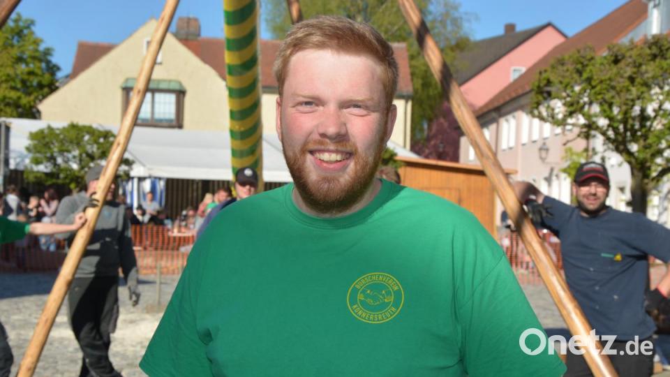 Burschen-Vorsitzender Maximilian Haberkorn gibt die Kommandos. Bild: jr