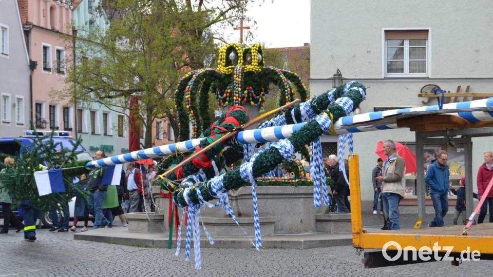 Maibaum trifft Osterbrunnen: heuer, wegen des späten Ostertermins, erstmals vorgekommen. Bild: hcz