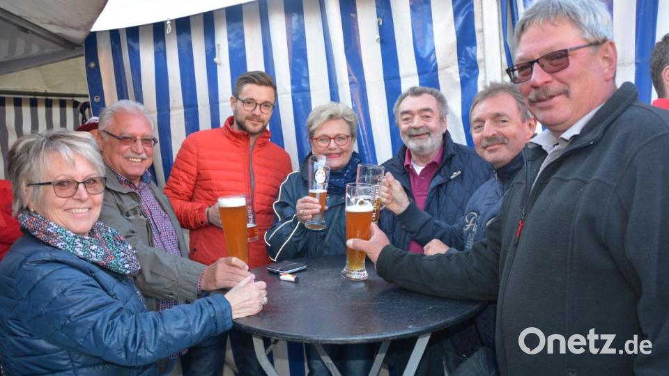 Prost auf das gelungene Aufstellen des Maibaums. Bild: jr