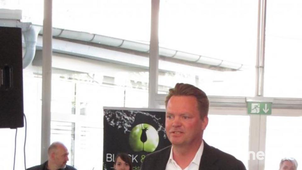 Stiftungsrat Lars Engel bittet um Spenden für das neue Pilotprojekt bei dem in Laos nun auch behinderte Kinder unterrichtet werden sollen und so Chancen auf ein besseres Leben erhalten. Bild: sei