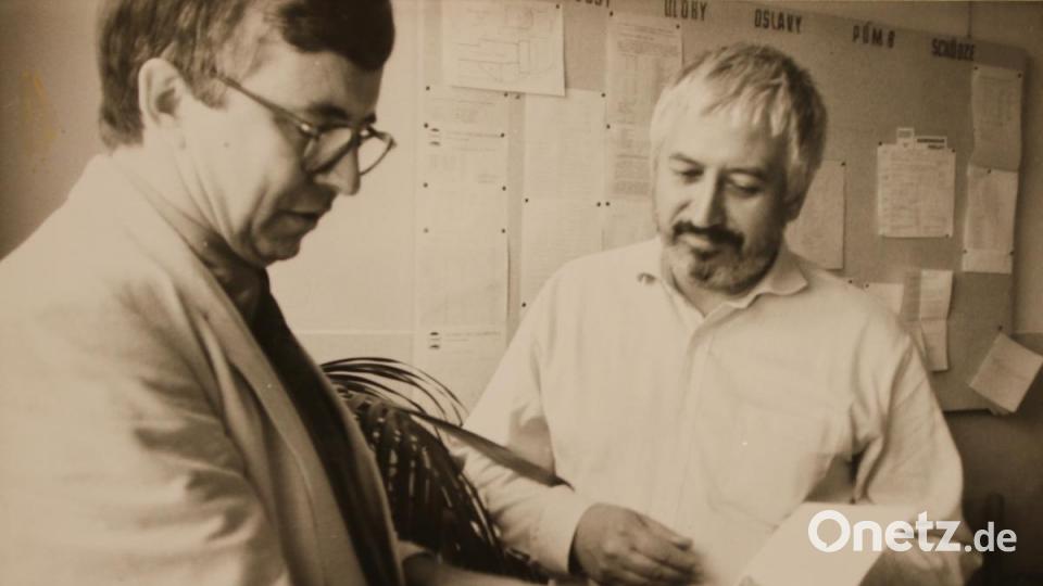 1991 nahmen Anton Schwemmer (links), nun Lehrer am Gymnasium Eschenbach, und Dr. Vladimir Jodas, Schulleiter des Jura-Hronca-Gymnasiums in Bratislava, den Schüleraustausch wieder auf. Repro: sne