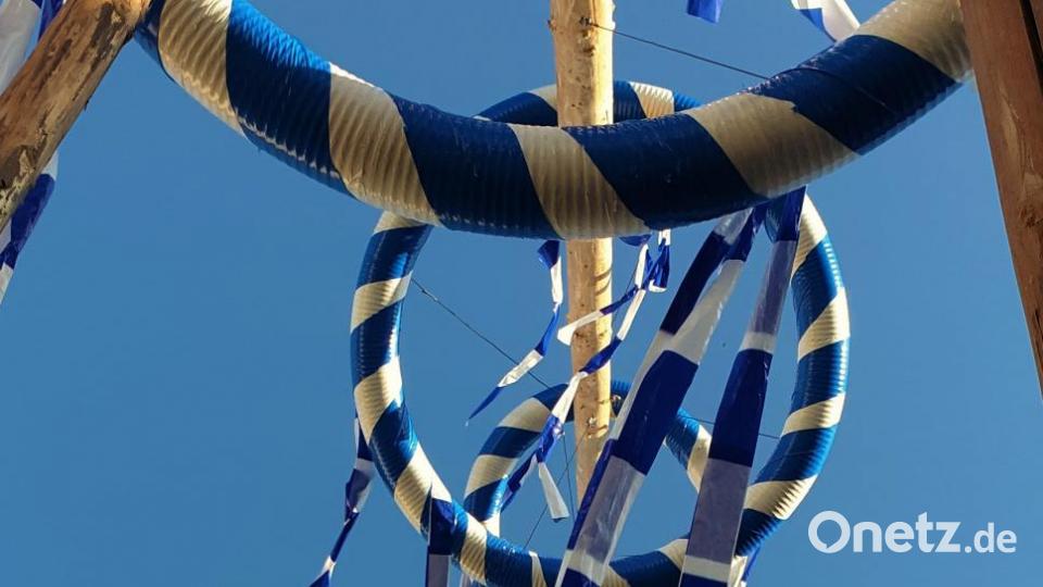 Am Boden Mai, hoch droben, Sky!. Feuerwehrkommandant Josef Fischer gelang dieses Bild beim Kohlberger Maibaum-Aufstellen. Bild: jml