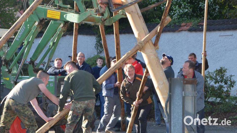 Alle Männer des Dorfes rücken zusammen und bringen den 25 Meter hohen Maibaum in der Dorfmitte mit Schwalben und Muskelkraft in die Senkrechte. Die Glocken der Benefiziumskirchen St. Johannes Nepomuk verkündeten die getane Arbeit. Bild: dob