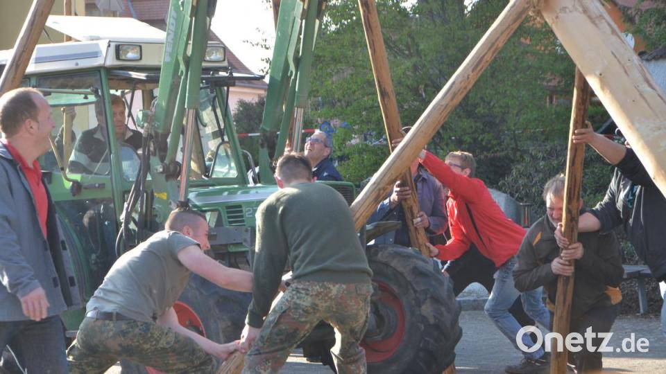 Alle Männer des Dorfes rücken zusammen und bringen den 25 Meter hohen Maibaum in der Dorfmitte mit Schwalben und Muskelkraft in die Senkrechte. Die Glocken der Benefiziumskirchen St. Johannes Nepomuk verkündeten die getane Arbeit. Bild: dob