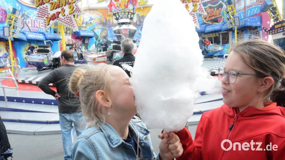 Mund auf und die Zuckerwatte genießen: Das tun Marie Lorenz (7) und Sophia Kindl (8). Bild: Gabi Schönberger
