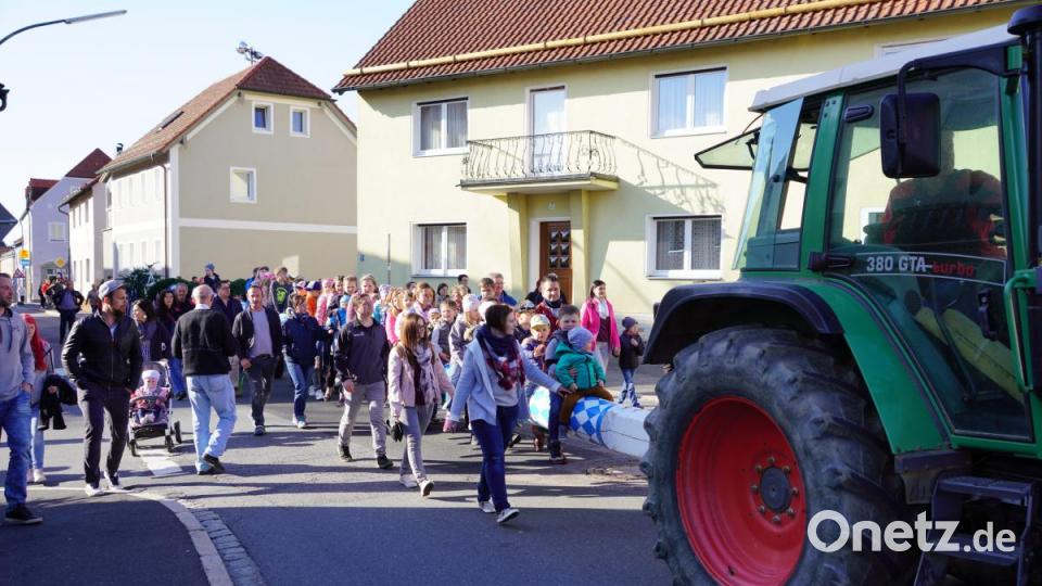 Maibaumaufstellen OWV Waldthurn - die Kleinen sind begeistert. Bild: fvo