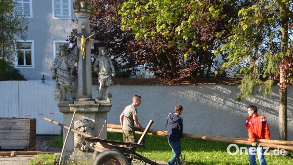 Wenn die Arbeit vollbracht ist, tragen die Burschen die Schwalben zur Seite. Bild: dob