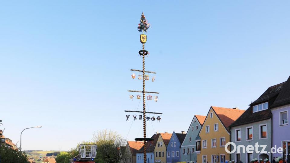 Maibaumaufstellung am Unteren Markt in Erbendorf Bild: njn