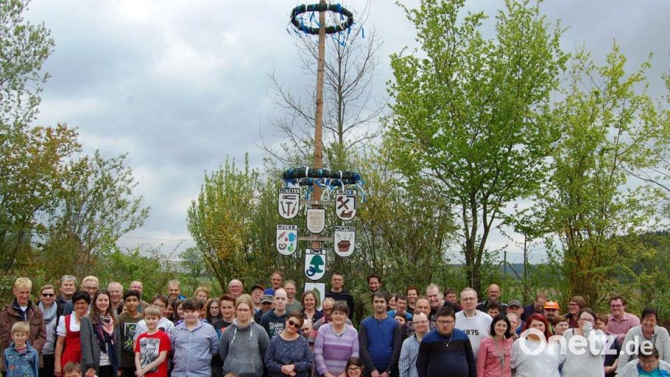 Einen gemeinsamen Maibaum präsentieren die Doktor-Eisenbarth-Schule und die Oberviechtacher Werkstätten. Bild: weu