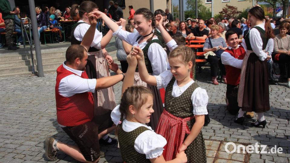 Maibaumaufstellen und Volkstanz in Wiesau. Bild: wro