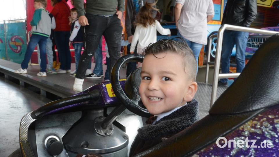 Vollgas im Autoscooter gibt Maher Alebaid (3). Bild: Gabi Schönberger