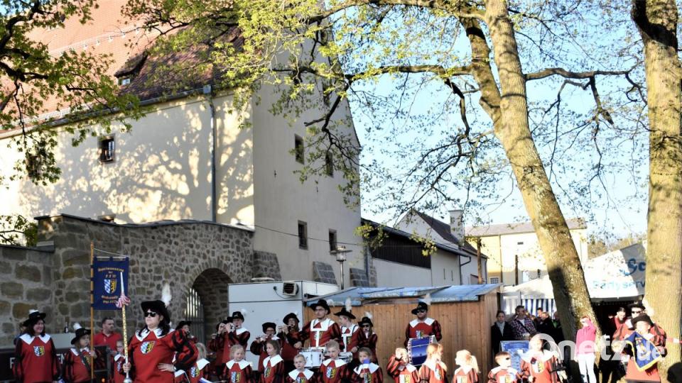 Der Spielmannszug der Feuerwehr gratulierte musikalisch. Bild: rgr
