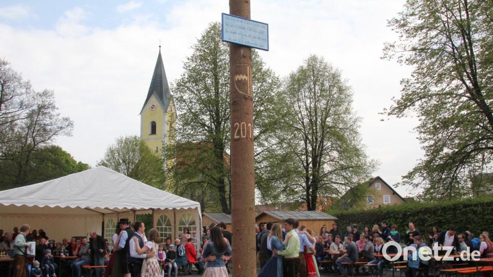 Nach getaner Arbeit wurde in Niedermurach rund um den Maibaum getanzt. Bild: frd