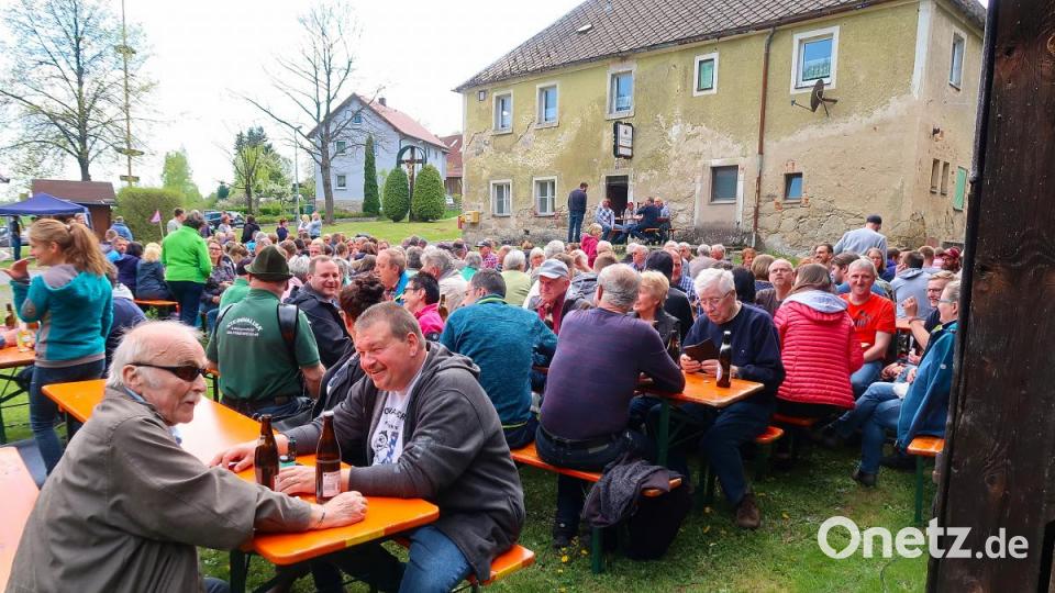 Nach dem Aufstellen des Maibaums eine zünftige Maifeier in Frauenreuth. Bild: bsc