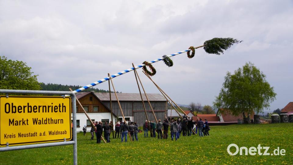 Maibaumaufstellen in Oberbernrieth durch die Feuerwehr Bernrieth. Bild: fvo