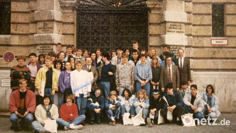 Schon 1991 kamen erstmals wieder Schüler des Jura-Hronca-Gymnasiums Bratislava in die Oberpfalz. Die Eschenbacher zeigten ihren Gästen aus der Slowakei wichtige Orte ihrer bayerischen Heimat. Unter anderem besuchte die Gruppe das Ministerium für Wirtschaft in München (Bild), die alte Reichsstadt Regensburg – mit Schifffahrt auf der Donau – und das Grafenwöhrer Rathaus. Repro: sne