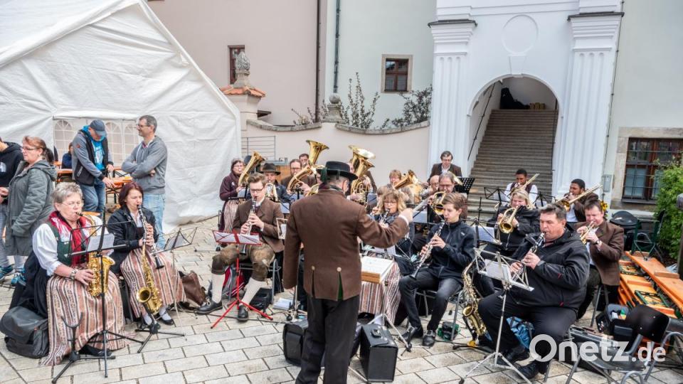 Die Stadtkapelle Neustadt sorgt für die musikalische Umrahmung. Bild: pml