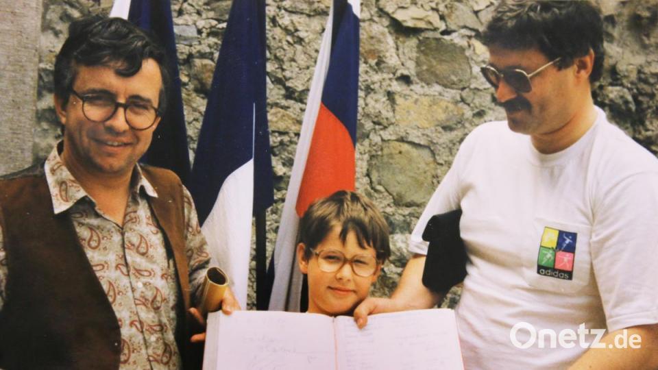Wiedersehen nach über 20 Jahren: Anton Schwemmer (links) und Duaan Slezák (rechts) waren trotz der erneuten Abschottung der Ostblock-Staaten nach dem Prager Frühling über all die Jahre Freunde geblieben. Bei dem Treffen überreichte Slezák Schwemmer ein Stück Stacheldraht aus dem Eisernen Vorhang. Repro: sne