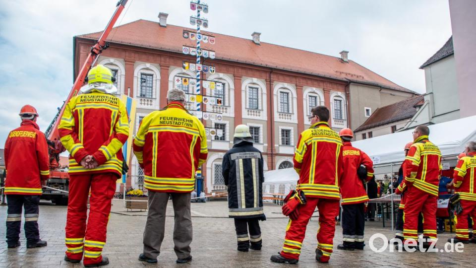 Die Feuerwehr sperrt den Bereich um den Maibau weiträumig ab, während er aufgestellt wird. Bild: pml