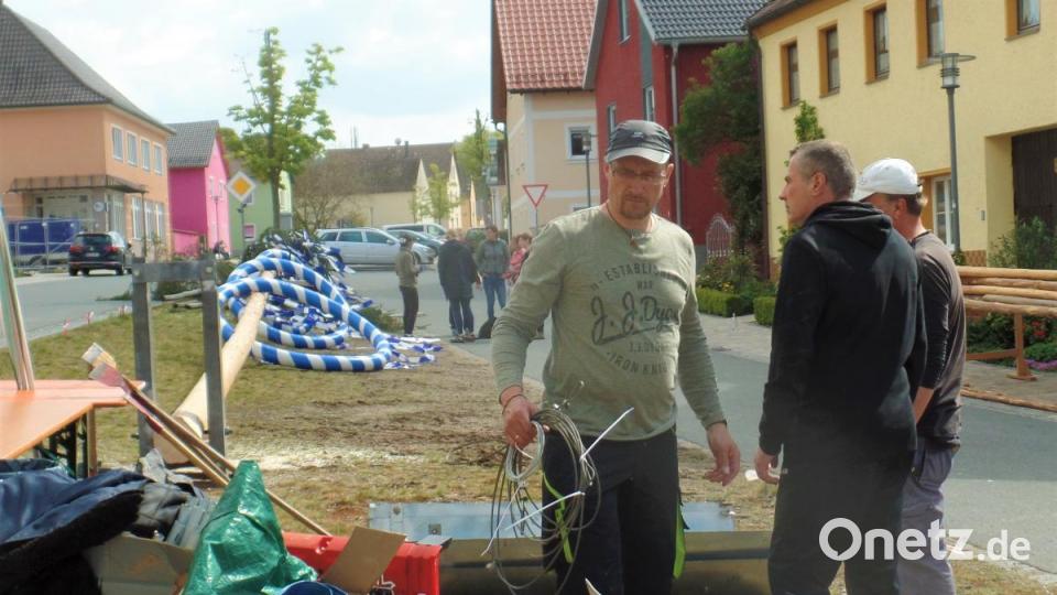Eine ganze Menge Material und Ausrüstung ist erforderlich, bis so ein Maibaum endlich steht. Die Skifreunde-Vorstände Josef Fischer und Markus Kallmeier (von links) stimmen die nächsten Arbeiten ab. Bild: jml