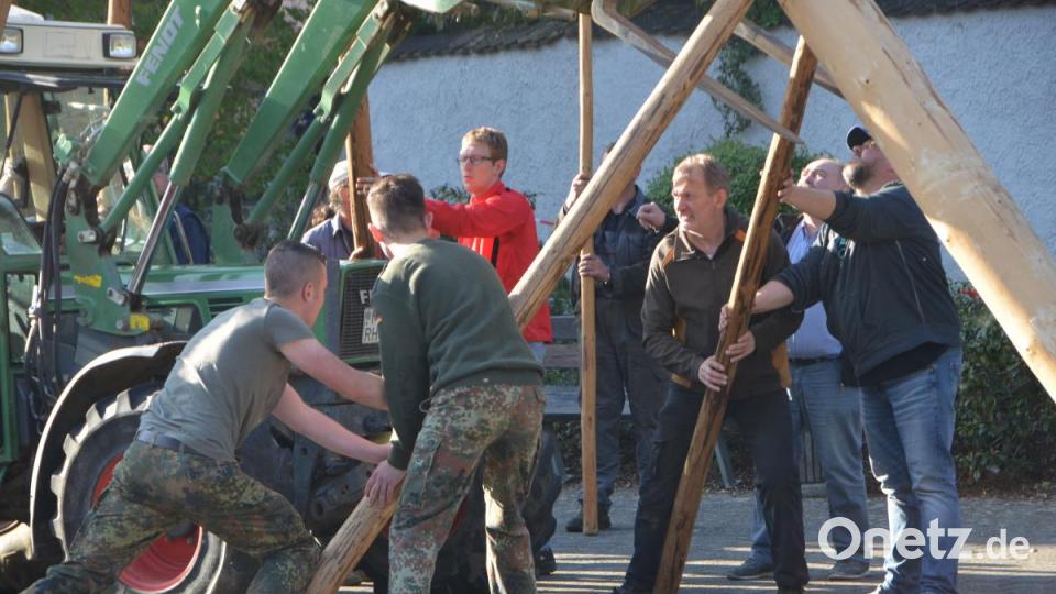 Alle Männer des Dorfes rücken zusammen und bringen den 25 Meter hohen Maibaum in der Dorfmitte mit Schwalben und Muskelkraft in die Senkrechte. Die Glocken der Benefiziumskirchen St. Johannes Nepomuk verkündeten die getane Arbeit. Bild: dob