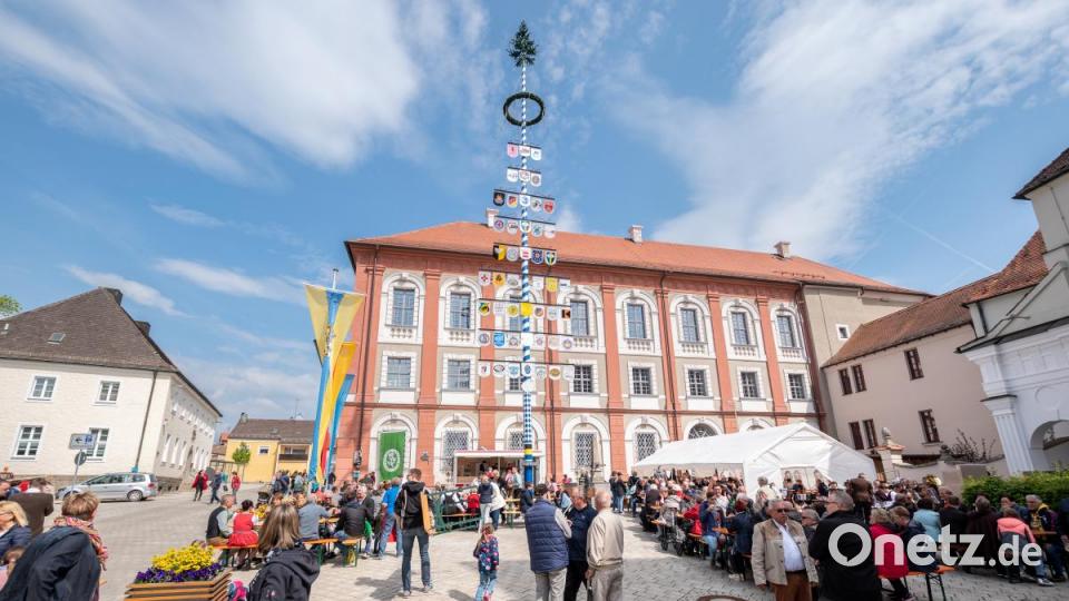 Der Regen geht und die Gäste kommen. Im Laufe des Nachmittags wird es immer voller auf dem Stadtplatz. Bild: pml