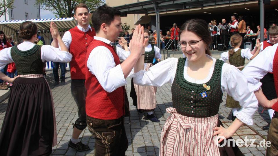 Die tanzenden Burschen und Mädchen vom &quot;Stiftländer Heimatverein&quot; sind inzwischen zu einem beliebten Bestandteil des Maibaumfestes geworden. Bild: wro