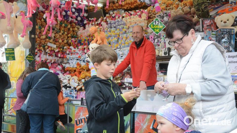 Das große Los gezogen? Oma Angelika Schneider und ihre Enkel Philipp (9) und Anna (3) Kulisch sehen gleich nach. Bild: Gabi Schönberger