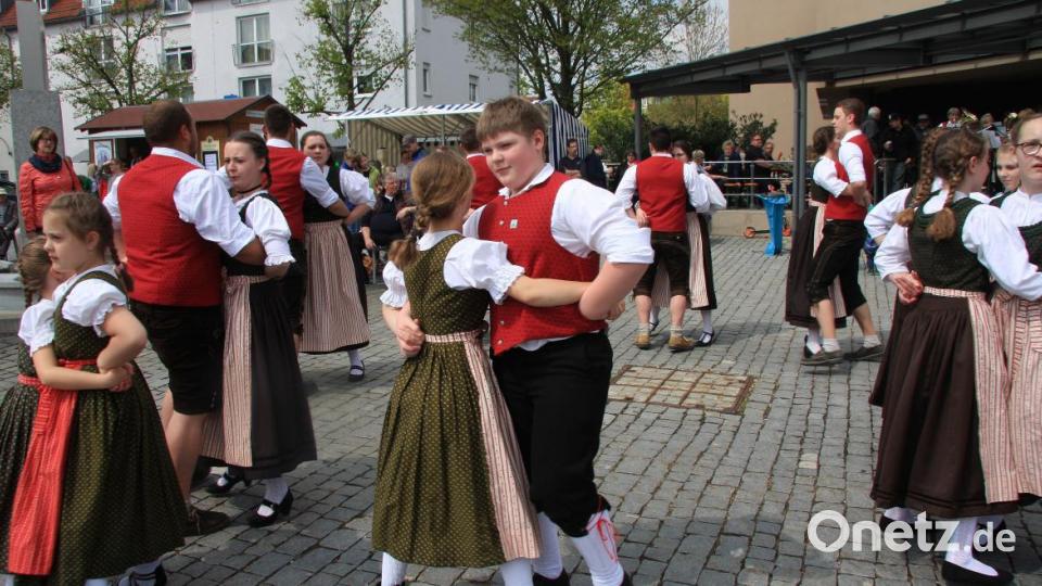 Maibaumaufstellen und Volkstanz in Wiesau. Bild: wro