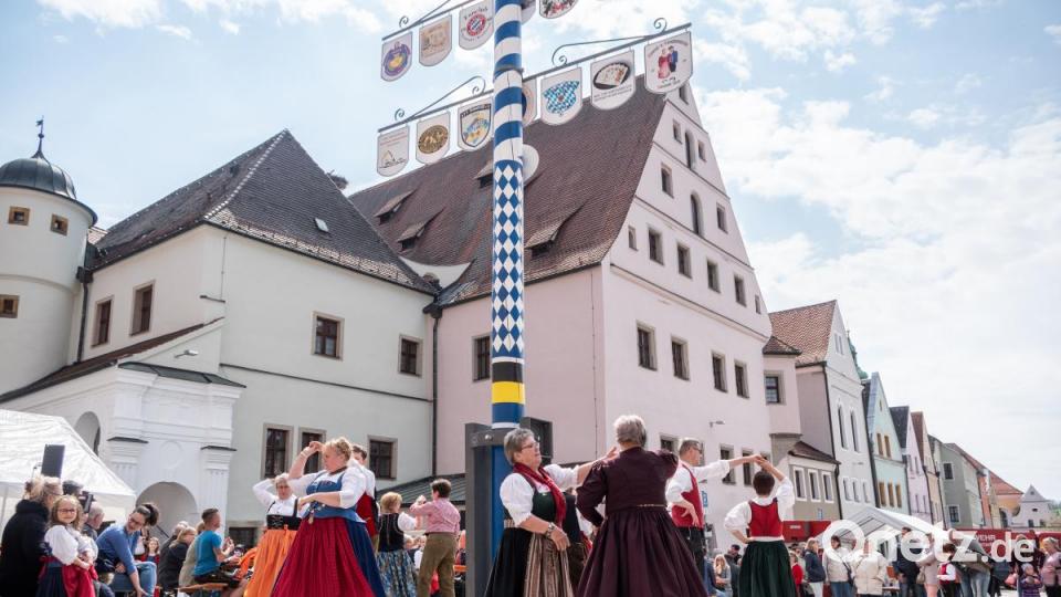 Die Volkstanzgruppe des Trachtenvereins im Sonnenschein. Bild: pml