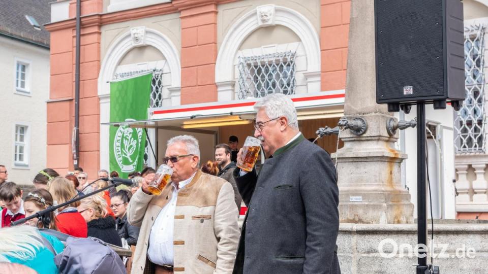 OVW-Vorsitzender Rudolf Bäumler und Bürgermeister Rupert Troppmann stoßen auf das Maifest an. Bild: pml