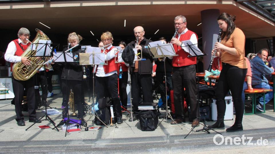 Beim Maibaumaufstellen am Marktplatz darf auch der Musikverein unter der Leitung von Josef Polata (links) nicht fehlen. Bild: wro