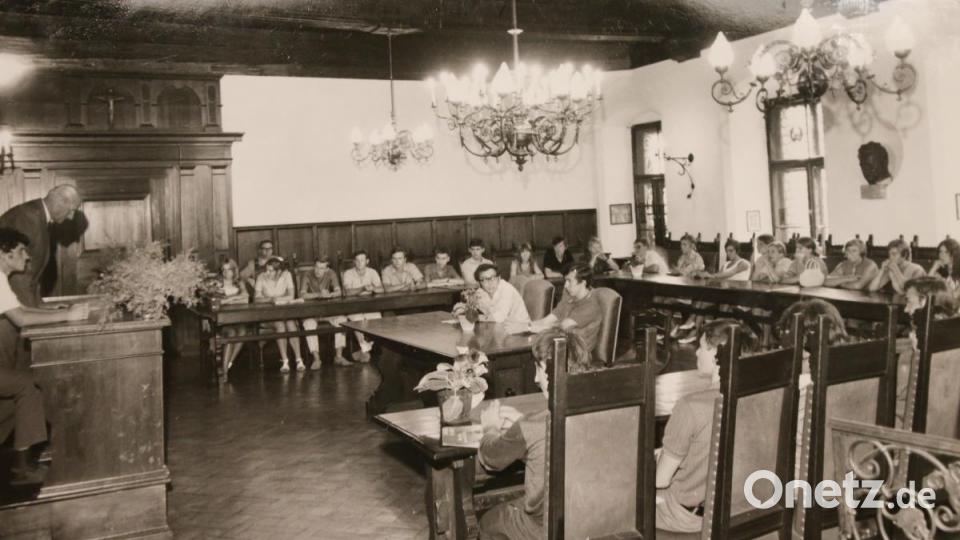 Der Schüleraustausch 1969 stieß auch in Weiden auf Interesse. Die Eschenbacher und ihre slowakischen Gäste wurden von Oberbürgermeister Hans Schelter in den Sitzungssaal im Alten Rathaus eingeladen. Repro: sne