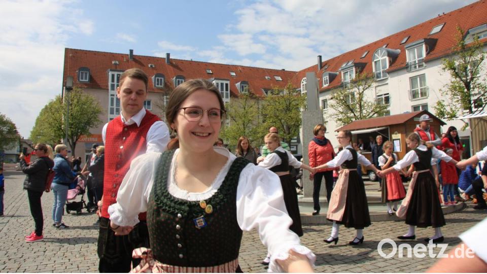 Maibaumaufstellen und Volkstanz in Wiesau. Bild: wro