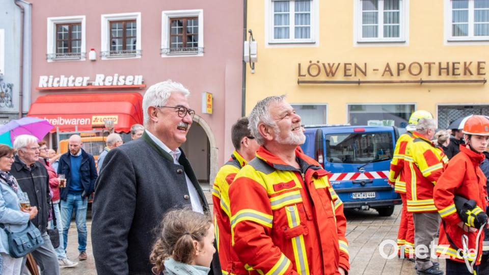 Noch-Bürgermeister Rupert Troppmann während der Baum seine Spitze erhält. Bild: pml