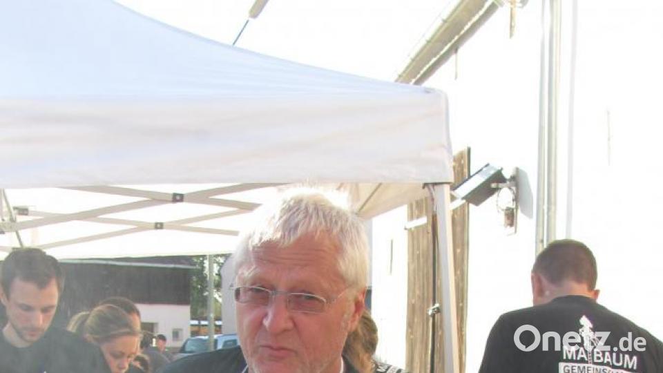 Dritter Bürgermeister Johann Gurdan hat schon viel Erfahrung am Bratwurstgrill. Bild: sei