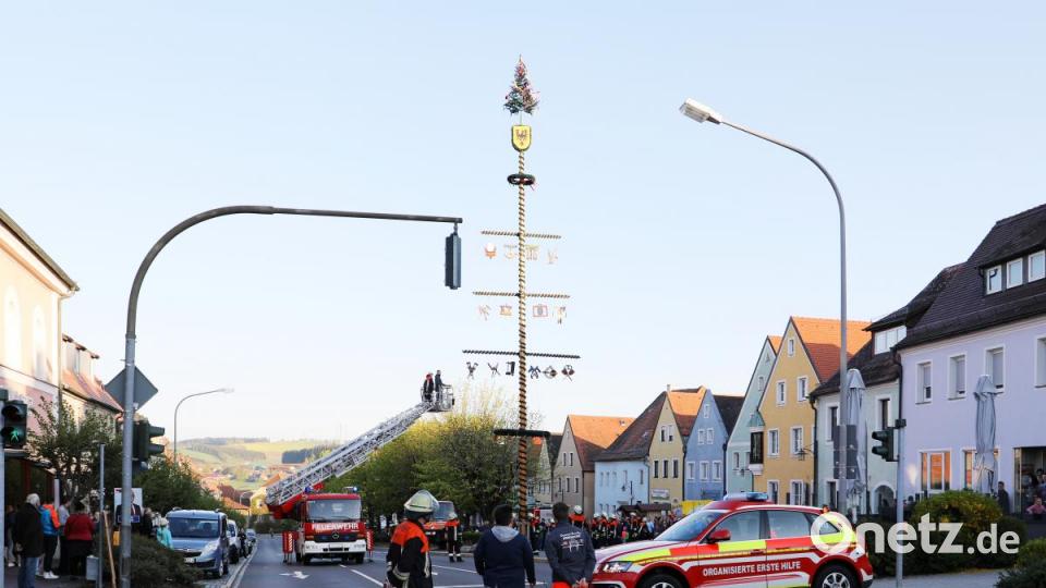 Maibaumaufstellung am Unteren Markt in Erbendorf Bild: njn