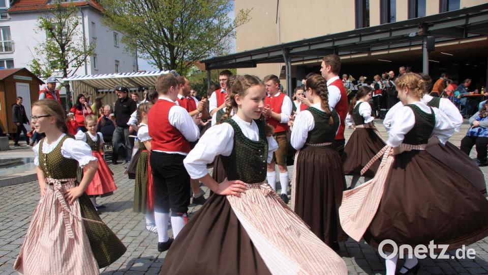 Maibaumaufstellen und Volkstanz in Wiesau. Bild: wro