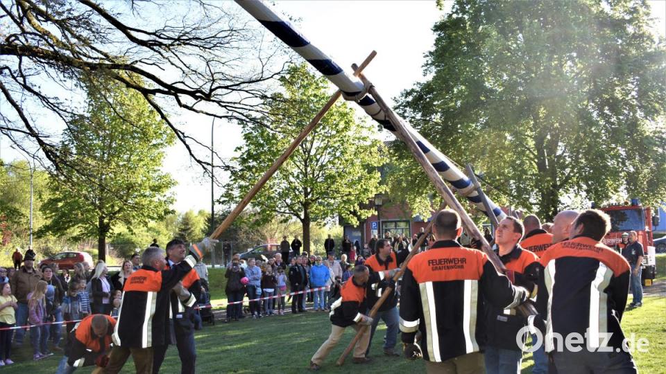 Die Freiwillige Feuerwehr Grafenwöhr stellt zum 40. Mal den Maibaum auf. Bild: rgr