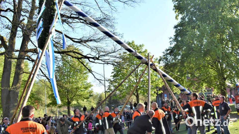 Die Freiwillige Feuerwehr Grafenwöhr stellt zum 40. Mal den Maibaum auf. Bild: rgr