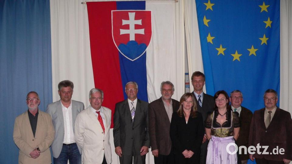 Erinnerungen wurden wach beim Jubiläumsabend 2011. Die damals neuen und ehemaligen Veranwortlichen des Schüleraustauschs (von rechts): Dr. Knut Thielsen, Walter Kandsberger, Birgit Stiegler, Dr. Jan und Erika Mayer, Hermann Schmid, Ministerialbeauftragter Paul Lippert, Toni Schwemmer, Raimund Mader und VHS-Leiter Thomas Frankenberger. Archivbild: rn