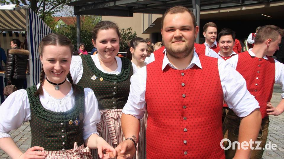 Seit einigen Jahren bereits bereichert die junge Volkstanzgruppe des „Stiftländer Heimatvereins“ das Maibaumaufstellen in Wiesau. Bild: wro
