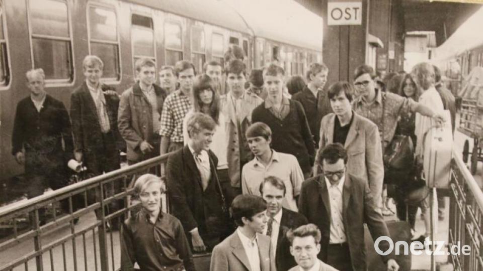 Im August 1969 kamen 28 junge Slowaken am Bahnhof in Nürnberg an, wo sie von den Schülern des Arbeitskreises „spectrum“ am Gymnasium Eschenbach in Empfang genommen wurden. Repro: sne