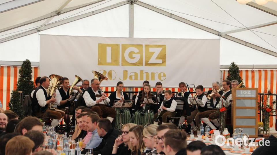Für Musik im Festzelt sorgte die Blaskapelle Falkenberg. Bild: njn