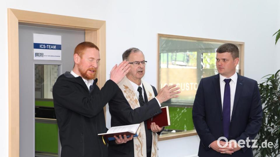 (von links) Die kirchliche Segnung nahmen Pfarrer Christoph Zeh und Monsignore Martin Neumeier vor. Mit auf dem Bild Geschäftsführer Christian Mattes. Bild: njn