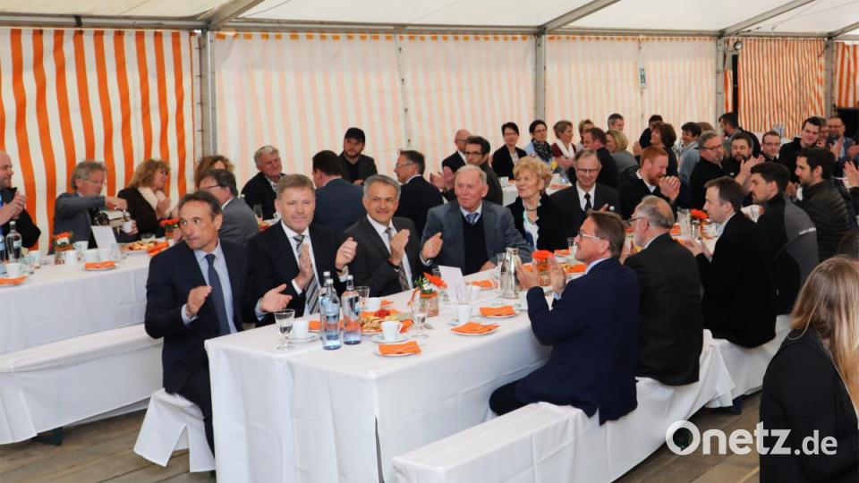 (von links) Geschäftsführer Alfred Meyer, Firmeninhaber Johann Zrenner, stellvertretender Landrat Roland Grillmeier sowie (rechte Tischseite) Bürgermeister Hans Donko und Bürgermeister Herbert Bauer. Bild: njn