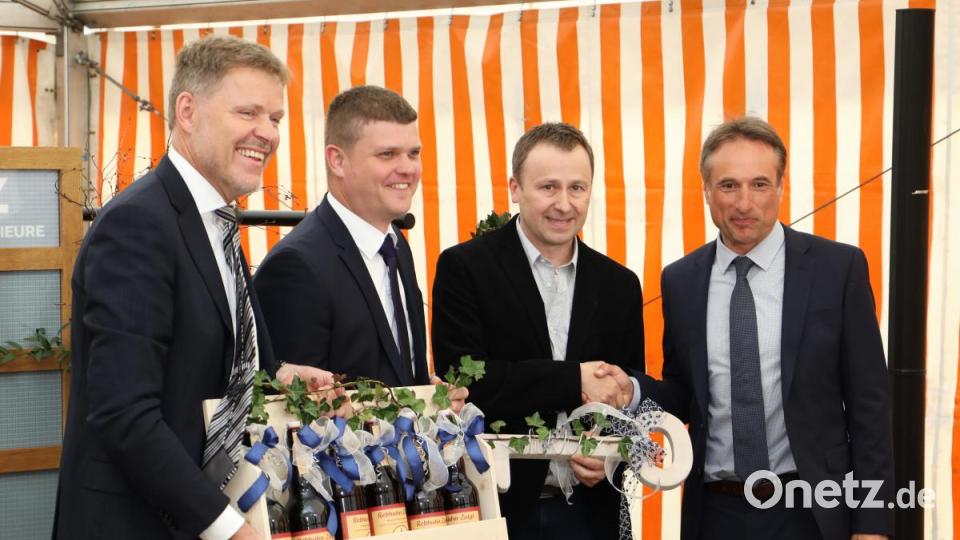 Schlüsselübergabe durch Alexander Riedl (zweiter von rechts). Auf dem Bild (von links) Firmeninhaber Johann Zrenner sowie die beiden Geschäftsführer Christian Mattes und Alfred Meyer. Bild: njn