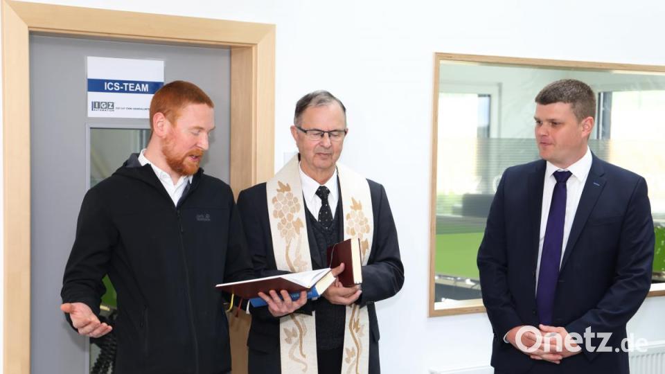 (von links) Die kirchliche Segnung nahmen Pfarrer Christoph Zeh und Monsignore Martin Neumeier vor. Mit auf dem Bild Geschäftsführer Christian Mattes. Bild: njn